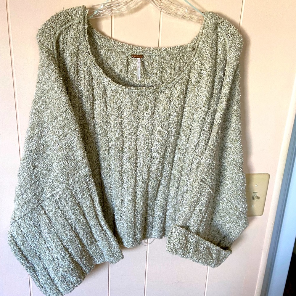 Free People beige oversized sweater EUC. Dolman sleeves, very cute rolled up.